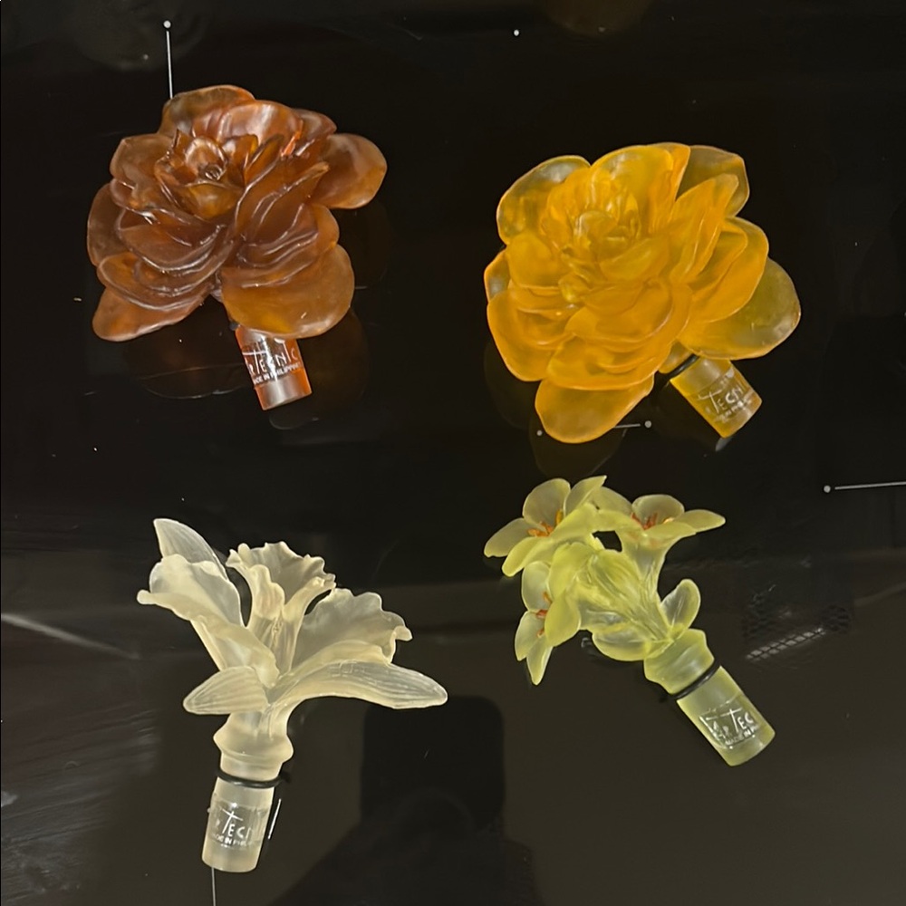 Artemis Frosted Resin Spring  Flower Bottle Stoppers